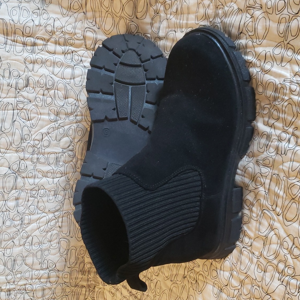 Black Chelsea Boots with Ribbed Elastic Cuff